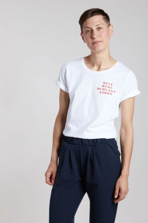 Mein Herz schlägt links - Damenshirt mit aufgerolltem Arm von Elternhaus